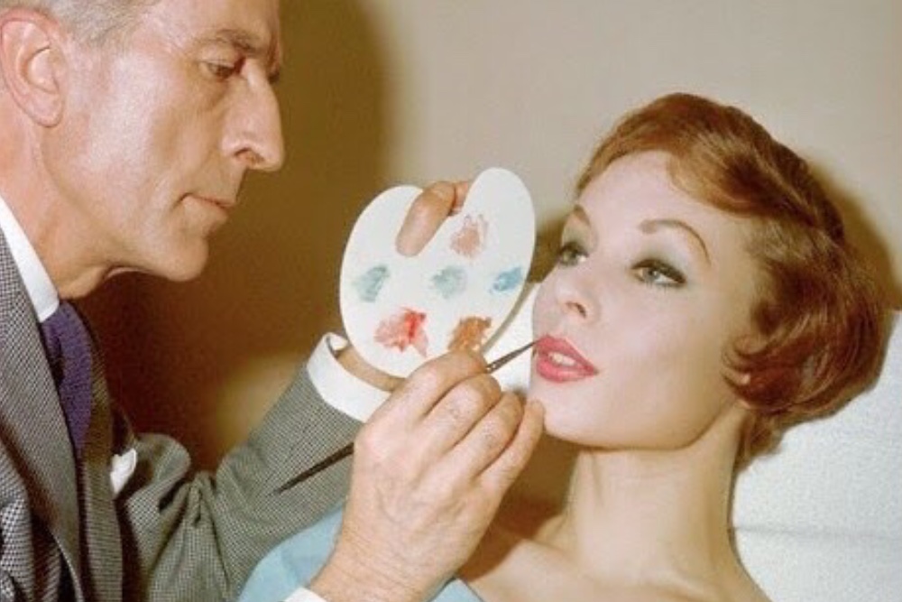 Fernand Aubry maquiando uma mulher